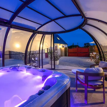 Dans Le Cotentin Avec Jacuzzi Professionnel Sous Un Dome Vitre