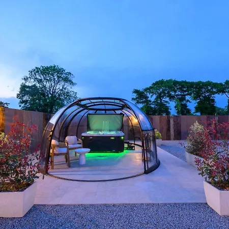 Dans Le Cotentin Avec Jacuzzi Professionnel Sous Un Dome Vitre Saint-Sauveur-le-Vicomte